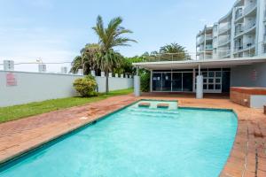 Photo de la galerie de l'établissement Ocean Blue at Chakas Cove, Beachfront Apartment, à Ballito