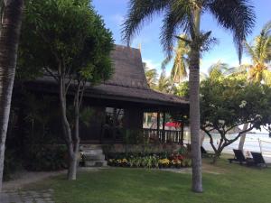 a house on the beach with palm trees at Tommy Resort in Haad Rin