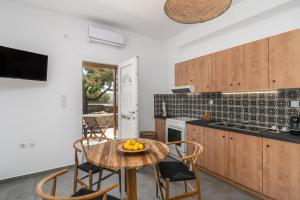 Kuchyň nebo kuchyňský kout v ubytování Kallia's Suites Milos