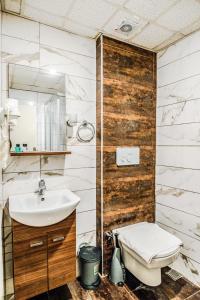 La salle de bains est pourvue d'un lavabo et de toilettes. dans l'établissement Lazz City Hotel, à Istanbul