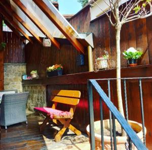 波普拉德的住宿－Penzion Alžbetka，木甲板上设有长凳和一棵树