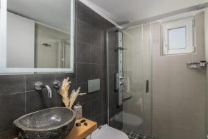 Koupelna v ubytování Kallia's Suites Milos
