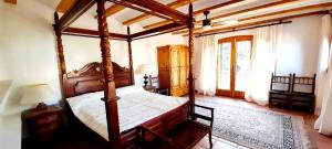 ein Schlafzimmer mit einem Himmelbett in einem Zimmer in der Unterkunft Villa Puerto Blanco in Calpe