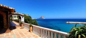 ein Balkon mit Blick auf das Meer in der Unterkunft Villa Puerto Blanco in Calpe