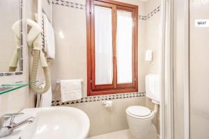 A bathroom at Atlantide Hotel
