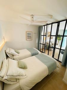 A bed or beds in a room at Fantástico apartamento T2 a 2min do acesso à praia CozyIn Cabanas