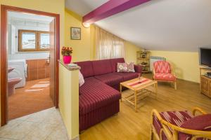 salon z kanapą i stołem w obiekcie Bella Vista w Poreču