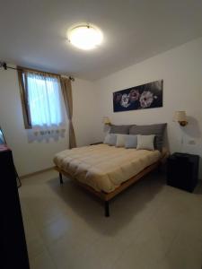 una camera con un grande letto di Appartamento Dellantonio a Predazzo