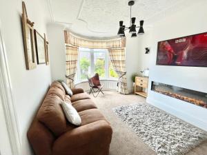 sala de estar con sofá y chimenea en Croyden villa en Blackpool