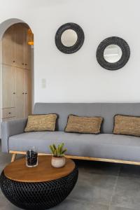Posezení v ubytování Kallia's Suites Milos