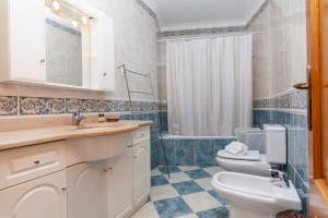 Et badeværelse på Gama Marina View Apartment + 21 billeder