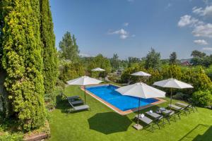 A view of the pool at Hotel Costabella or nearby