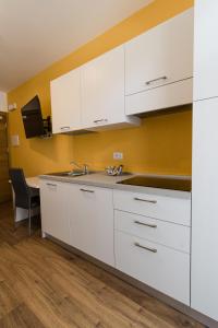 Kuchyň nebo kuchyňský kout v ubytování Residence Il Muretto