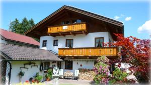 ein großes weißes Haus mit einem Holzbalkon in der Unterkunft Regina in Garmisch-Partenkirchen