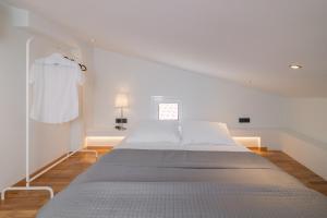 Postel nebo postele na pokoji v ubytování Minimal Loft with Sea View over Zakynthos Harbor!