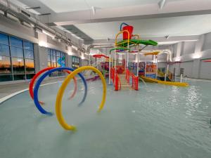 un parque acuático cubierto con tobogán de agua en Crowne Plaza - Kearney by IHG, en Kearney