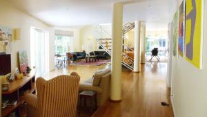 ein Wohnzimmer mit Sofa und Tisch in der Unterkunft Aroeira Villa near Lisbon- Daydream PT in Charneca