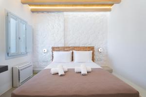 um quarto com uma cama com duas toalhas em Airth House em Firostefani