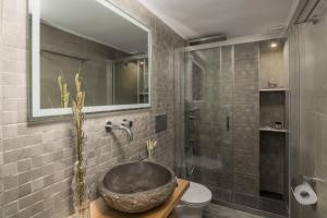 Koupelna v ubytování Kallia's Suites Milos