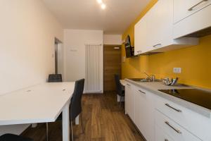 Kuchyň nebo kuchyňský kout v ubytování Residence Il Muretto