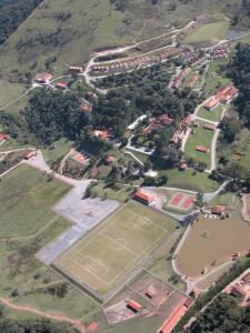 - une vue aérienne sur un parc avec un court de tennis dans l'établissement Hotel Estância Atibainha - Resort & Convention, à Nazaré Paulista