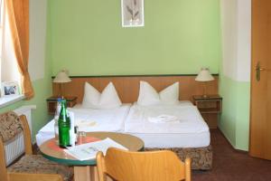Tempat tidur dalam kamar di Haus Kehrwieder - Hotel am Kur-Café