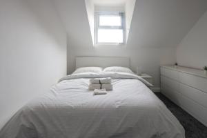 A bed or beds in a room at Spacious 4 Bed House in Birmingham, Suitable for Contractors