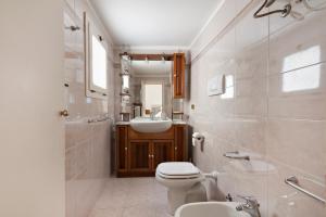 A bathroom at Dimora Corte Lubelli Még 18 kép