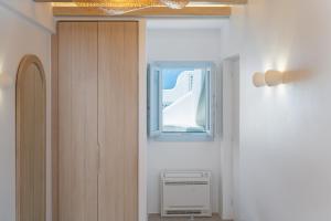 a hallway with a window in a room at Airth House in Firostefani