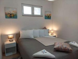 ein Schlafzimmer mit einem Bett mit zwei Kissen darauf in der Unterkunft Haus Orchidee in Seline