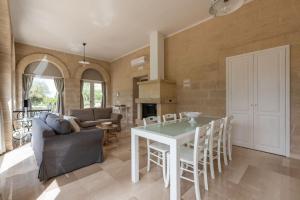una sala de estar con una mesa y un sofá en Ulivo, en Monopoli
