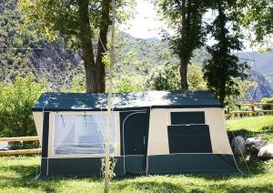 a dog house sitting in the grass in a field at camping yaso-guara in Yaso