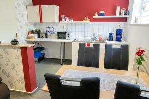 uma cozinha com um balcão e uma mesa com cadeiras em Ferienwohnung am Greifswalder Bodden em Lubmin