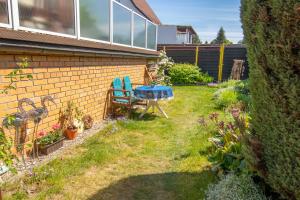 um jardim com uma mesa azul e cadeiras no quintal em Ferienwohnung am Greifswalder Bodden em Lubmin