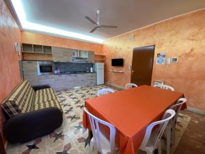Η κουζίνα ή μικρή κουζίνα στο 200m from the Sea - Large Private Patio with BBQ
