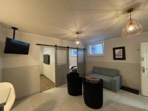 een woonkamer met een bank en een tv bij Platan Apartments-2 bedrooms-3 min Main Squer in Krakau