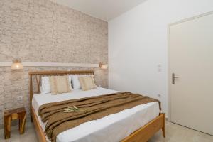 Postel nebo postele na pokoji v ubytování Kallia's Suites Milos