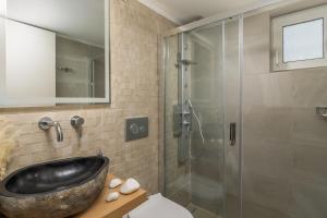 Koupelna v ubytování Kallia's Suites Milos