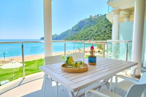 un tavolo su una veranda con vista sulla spiaggia di Armikes Beachfront Suites Afionas a Afionas
