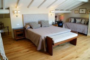 1 dormitorio con 2 camas con almohadas en Greenhouse en Florencia