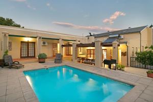 una piscina en el patio trasero de una casa en J's Audacious Living Montagu Self Catering, en Montagu