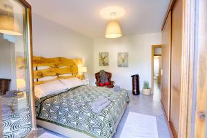 una camera con letto e testiera in legno di Dimora Pianello 73 - Gran Sasso a Paganica