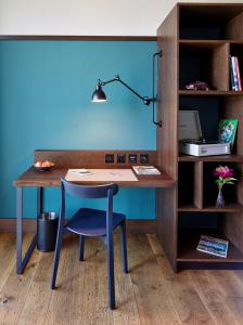 un bureau avec une chaise et une lampe. dans l'établissement Autohalle Hotel, à Andelfingen