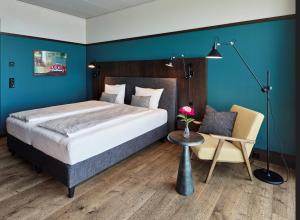 Postel nebo postele na pokoji v ubytování Autohalle Hotel