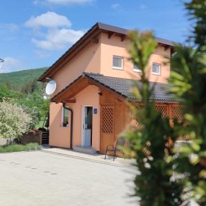 a small house with a pathway in front of it at Apartman Urban Nature in Otočac