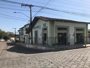 a building sitting on the side of a street at hospedagem quarto suite n1 casa da wal in Goiás
