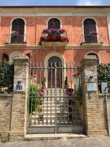 un edificio con una puerta con flores. en Villa Mascitti B&B en Tortoreto