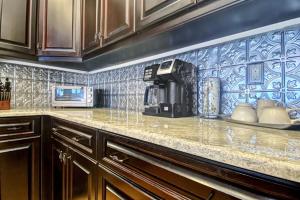 encimera de cocina con cafetera y microondas en Mariner's Pointe 503, en Clearwater Beach