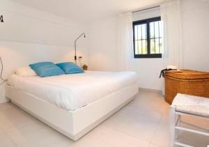 Postel nebo postele na pokoji v ubytování Villa Los Febreros - Altea La Vella + 25 fotografií