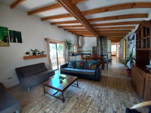 ein Wohnzimmer mit einem Sofa und einem Couchtisch in der Unterkunft Cabañas Golem - Con Piscina in Guangualí